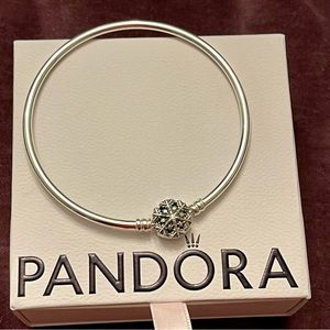 PANDORA MOMENTS BANGLE BRACELET Snowflake clasp, size 8.3” or 21 cm, Brand New
